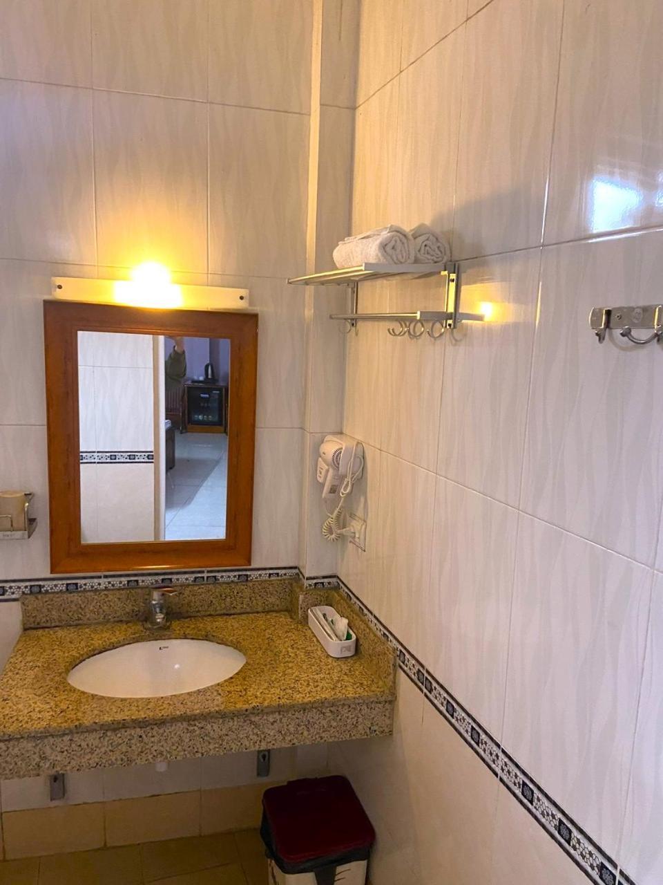 Hong Ha Airport Hotel Thach Loi Exteriör bild